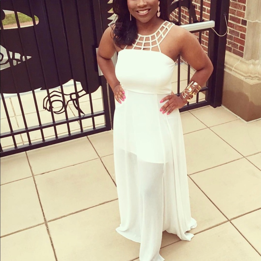 β¨White Goddess Gownβ¨ - Picture 1 of 6